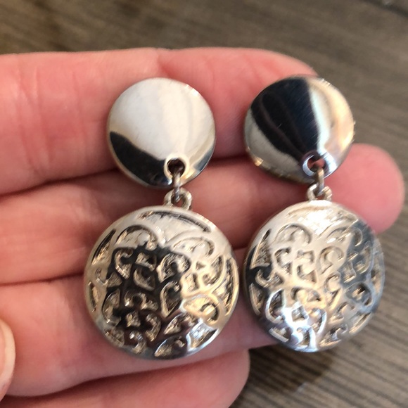 Vintage Clip Earrings Smooth & Filigree Discs Dangles - Picture 9 of 11